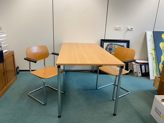 Image 1 of Ahrend tafel en 2 buizenstoelen