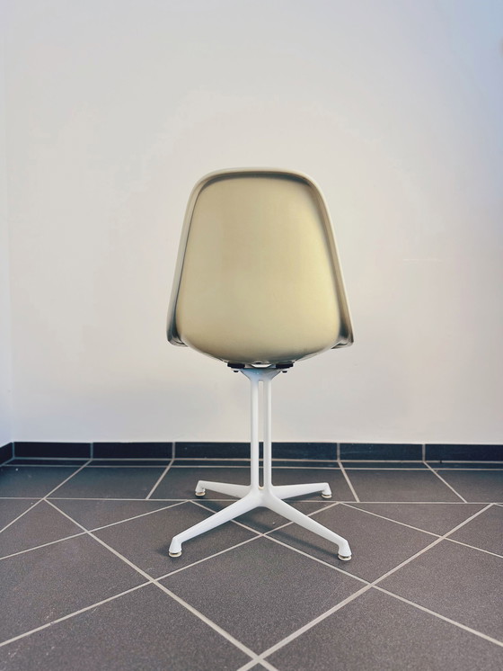 Image 1 of 4x Eames Herman Miller La Fonda glasvezel bijzetstoel