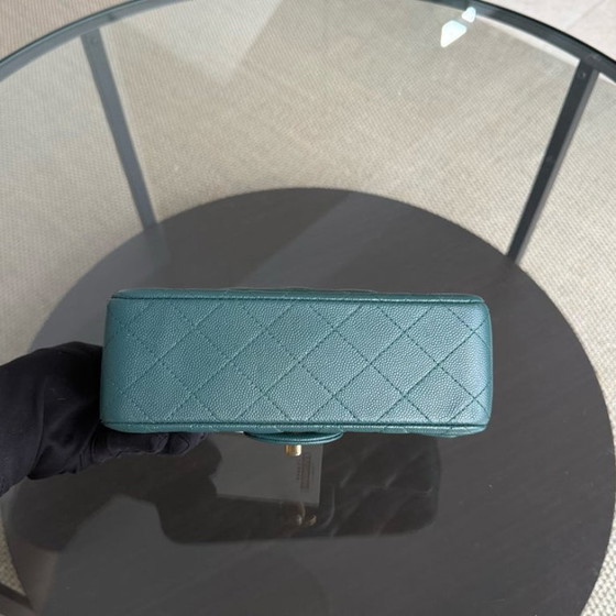 Image 1 of Borsa Chanel Classic Flap Mini - Caviar 20 cm trapuntata verde scuro con finiture dorate Serie 24
