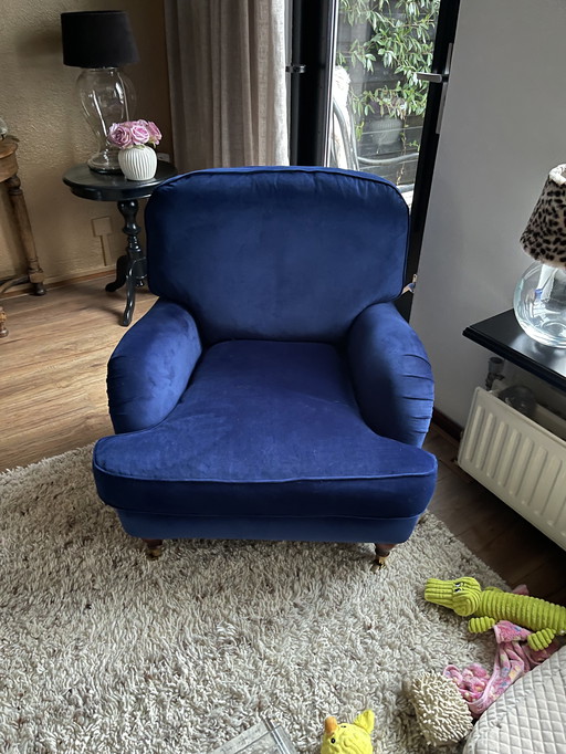 Nouveau fauteuil classique rembourré.