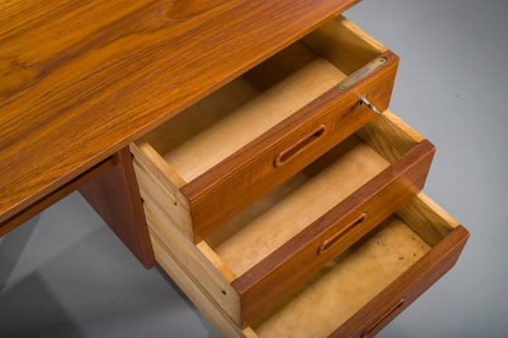 Image 1 of Freistehender dänischer Teak-Schreibtisch aus der Mitte des 20. Jahrhunderts mit erhöhter Kante, 1960er Jahre