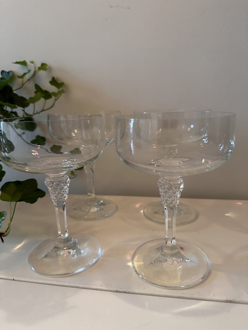 Verres à champagne coupés en cristal