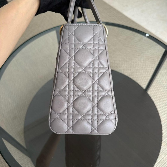 Image 1 of DIOR LADY MEDIUM - PELLE DI AGNELLO CANNAGE GRIGIO, DETTAGLI GRIGIO ORO, CINTURINO REGOLABILE