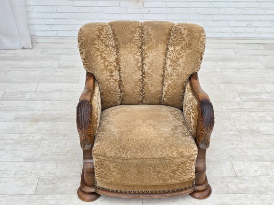 Image 1 of Deense relaxfauteuil uit de jaren 50, bekleed met velours en gesneden eikenhout.