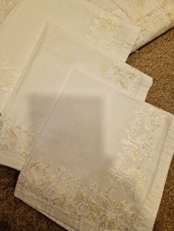 Image 1 of Nappe avec 8 serviettes (brodées à la main)