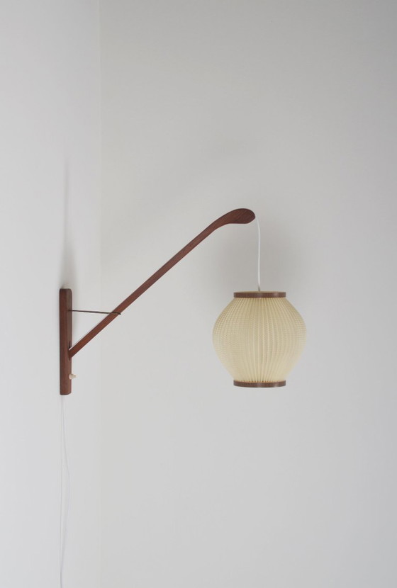 Image 1 of Dänische Teakholz-Wandlampe mit Perlmuttschirm, 1960er Jahre