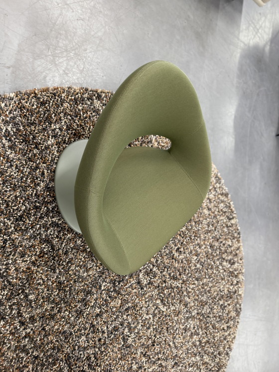 Image 1 of 2 Artifort Shark Draaifauteuils Kvadrat stof groen 