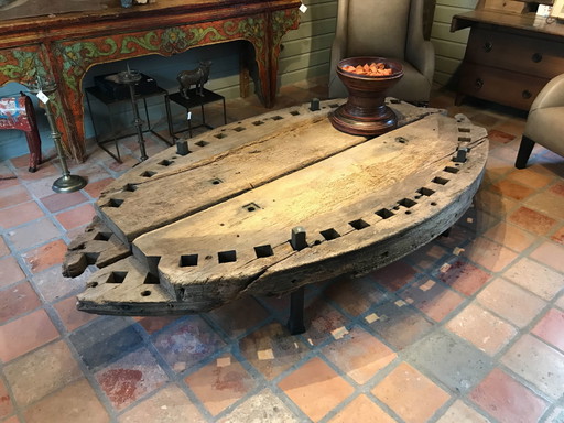 Authentique table basse de moulin à grains
