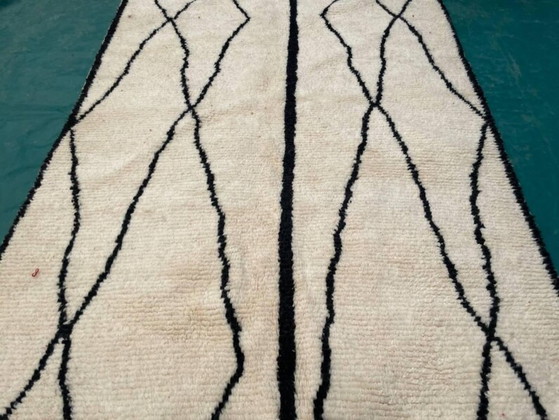 Image 1 of Alfombra bereber marroquí hecha a mano, color crudo con motivos geométricos, 250 cm x 150 cm.