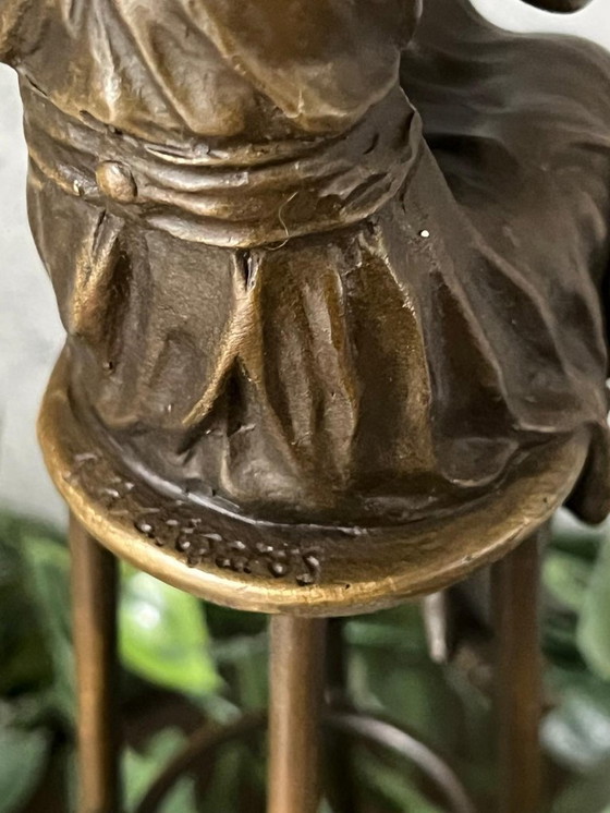 Image 1 of Bronzestatue – Elegante Dame auf einem Hocker im Charleston-Stil