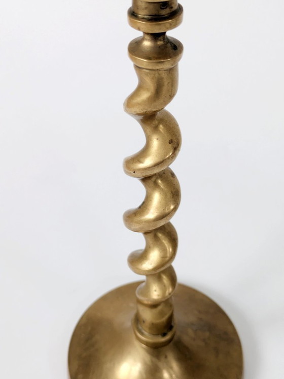 Image 1 of Set van 3 vintage messing kandelaars uit het midden van de 20e eeuw, verschillend van vorm met gedraaide en torsade-details.