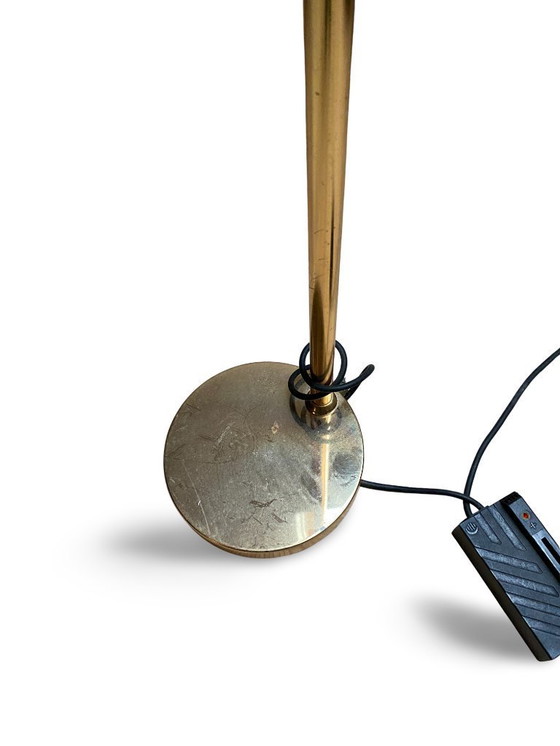 Image 1 of Gelede halogeenlamp in verchroomd messing - Design uit de jaren '90 - Made in Italy - Hoogte 155cm