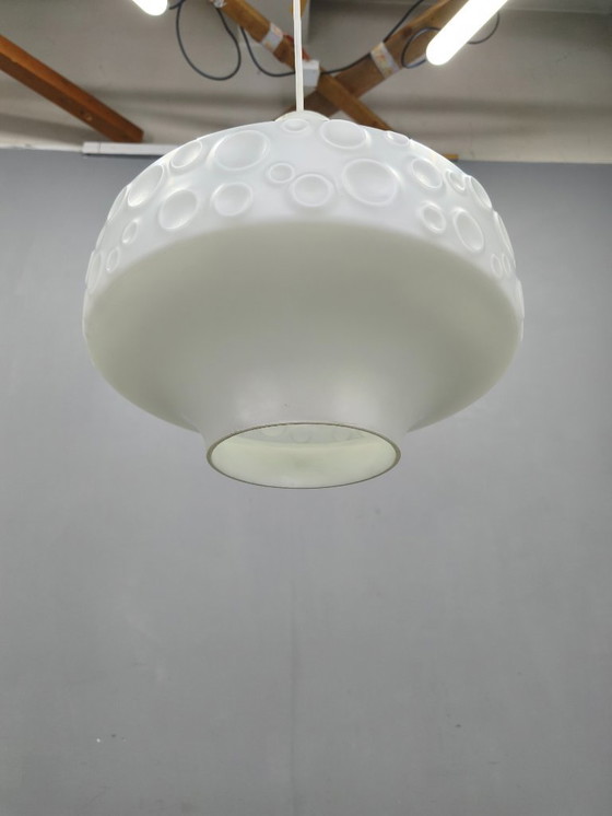 Image 1 of Lámpara colgante de vidrio opalino checoslovaco con relieve de burbujas, década de 1970