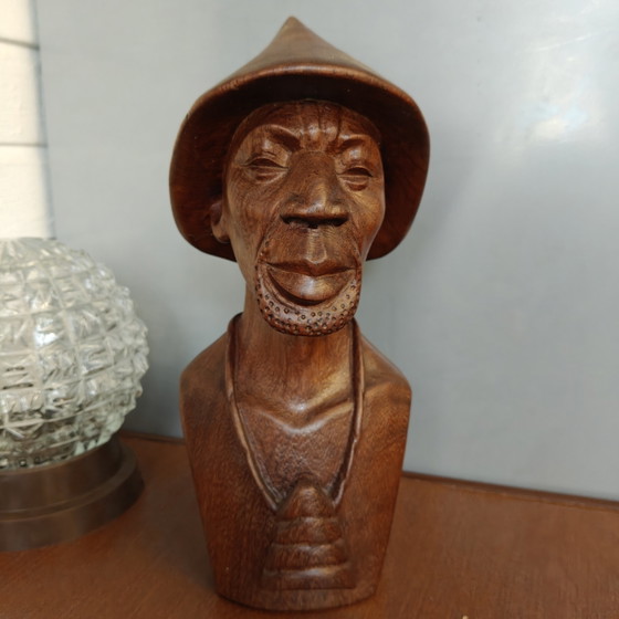 Image 1 of Buste vintage en bois sculpté à la main – Sculpture en bois massif – Art populaire du milieu du XXe siècle – 28 cm