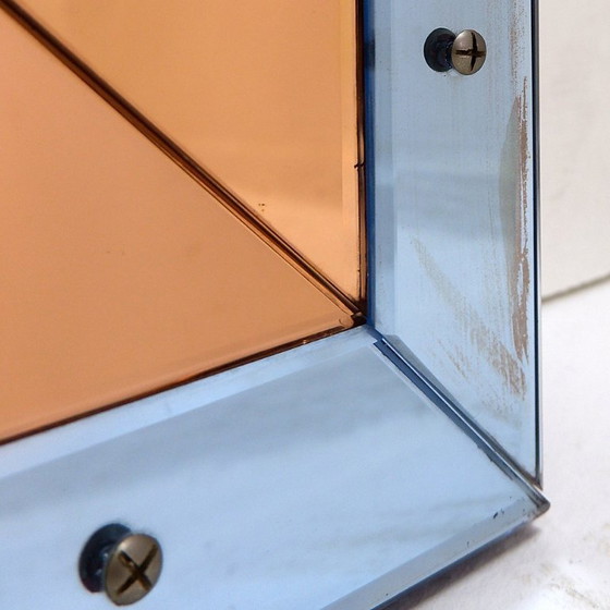 Image 1 of Facettierter Wandspiegel mit blauen und kupferfarbenen Spiegelpaneelen – Italien, 1930er Jahre