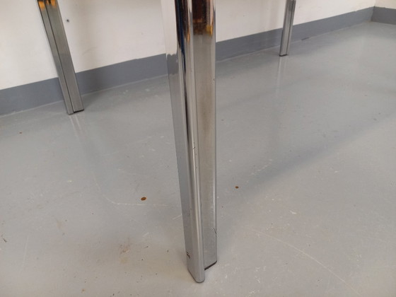 Image 1 of Vintage ovale eettafel van rookglas en verchroomd metaal, in Space Age-stijl uit de jaren 70.