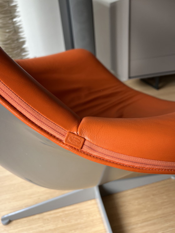 Image 1 of Poltrona Frau Regina Fauteuil Oranje