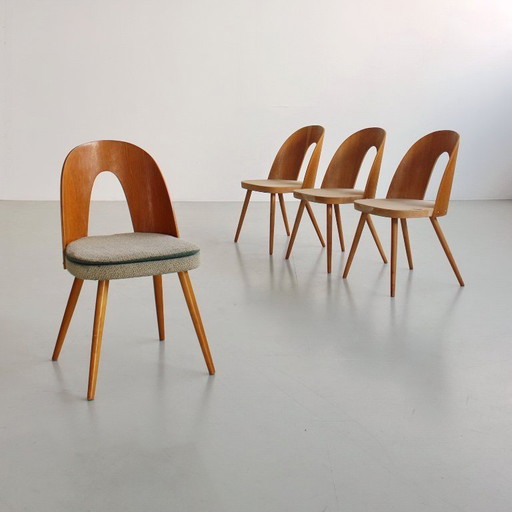 Sillas icónicas de Antonín Šuman con respaldos curvos chapados en madera, estilo moderno de mediados de siglo, década de 1960.