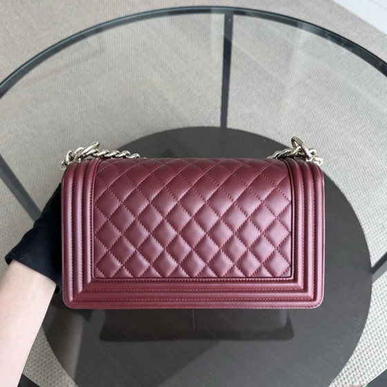 Image 1 of Chanel Boy Medium - 25 cm, cuir d'agneau matelassé bordeaux, finitions dorées, Série 22