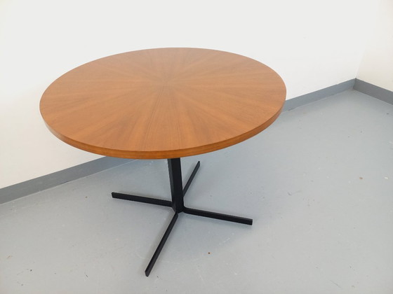 Image 1 of Grande table basse ronde style scandinave vintage modulable en table à manger “monte et baisse”, en teck et métal noir