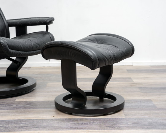 Image 1 of Sillón reclinable escandinavo con reposapiés, fabricante Stressless Ekornes, modelo “Prince”, cuero negro.