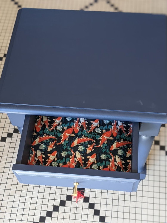 Image 1 of Mesita de noche antigua restaurada, acabado mate azul profundo, decoración de carpas koi pintadas a mano.