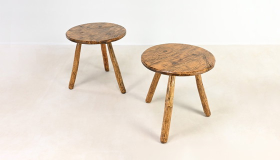 Image 1 of Paar primitive Dreibein-Tische. Frankreich, ca. 1940.