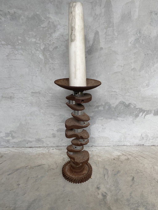 Brutalistischer Kerzenhalter aus LKW-Teilen