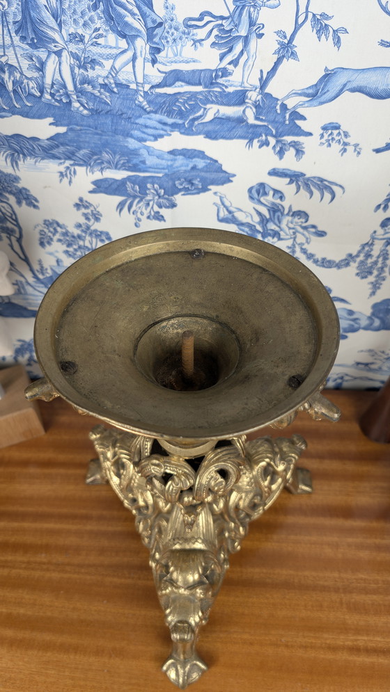 Image 1 of 19e eeuw Verguld bronzen kaarsenhouder met waterspuwers Neo Middeleeuwse stijl