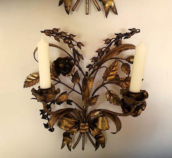 Image 1 of Par de candelabros dobles de pared chapados en oro con rosas, de Hans Kögl, década de 1960.