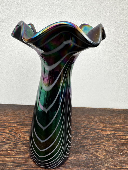 vaas rétro en Verre Irisé à striés et col en volant H P21 cm