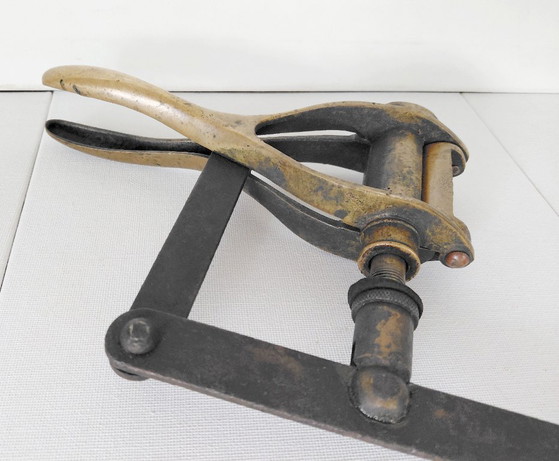 Tappatore di Bottiglie Antico in Ottone – Tappatore Manuale Originale – Oggetti decorativi, Brass (photo 9 of 10)