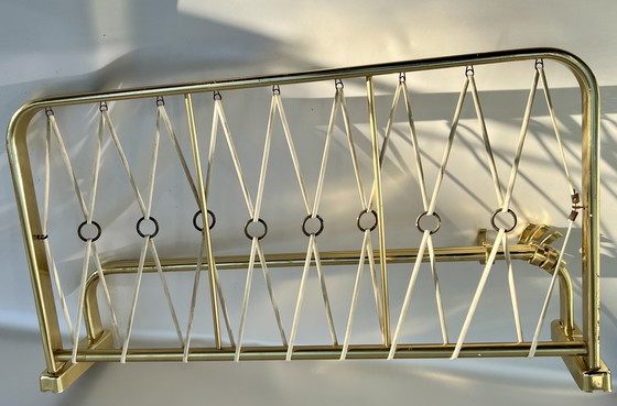 Image 1 of Revistero de pared de latón antiguo con bandas elásticas (alrededor de 1960)