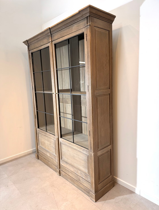 Image 1 of Rustieke vitrinekast van "flamant" eikenhout met glazen deuren met stalen frame.