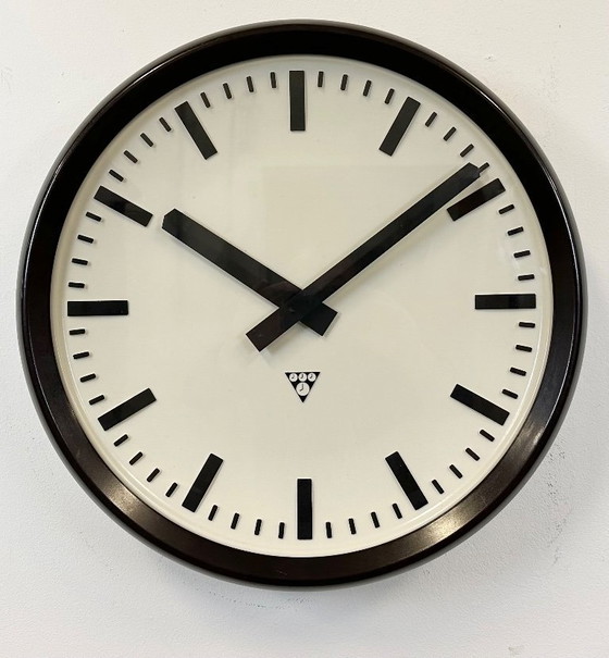 Image 1 of Grote industriële bakelieten fabriekswandklok van Pragotron, jaren 60