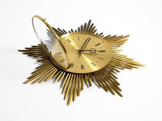 Image 1 of Wunderschöne große originale Sunburst-Wanduhr aus Messing aus den 1960er Jahren von Junghans ATO-MAT