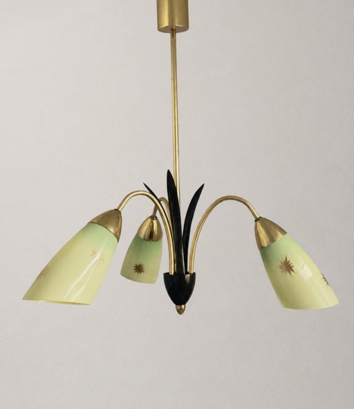 Lampadario a ragno Mid-Century Modern, 3 bracci, paralume in vetro opalino verde, motivi a stella dipinti a mano, anni '50