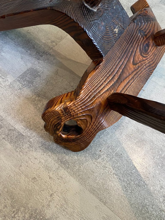 Image 1 of antieke brutalistische driepootstoel n2 gesneden massief hout