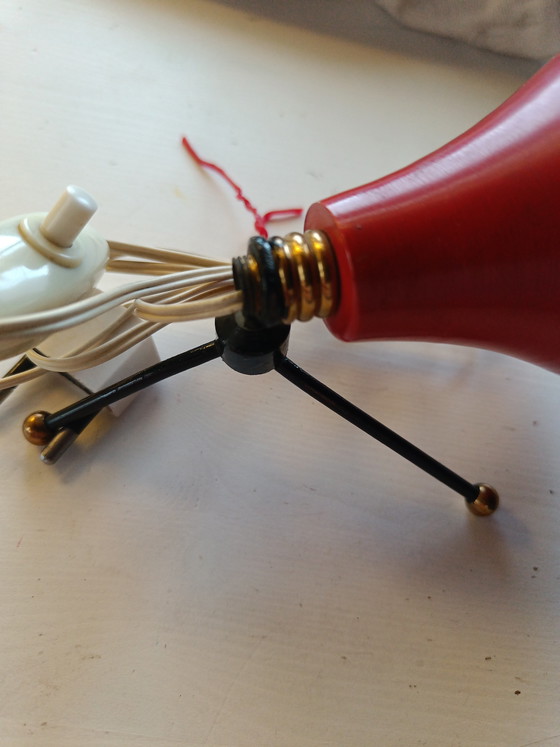 Image 1 of Lámpara de mesa pequeña italiana de mediados de siglo, minilámpara de metal rojo, años 50-60.