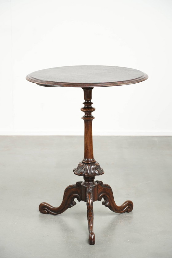 Image 1 of Runder antiker, eleganter und charmanter Beistelltisch/Weintisch mit wunderschönen Farben und aufwendigen Schnitzereien