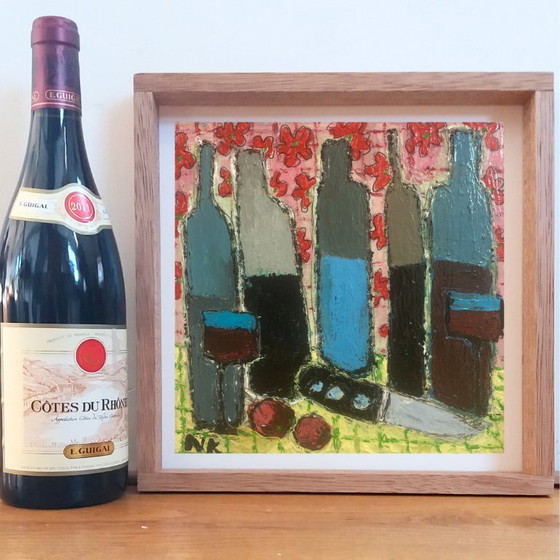 Image 1 of CINQUE BOTTIGLIE DI VINO SU UNO SFONDO FLOREALE