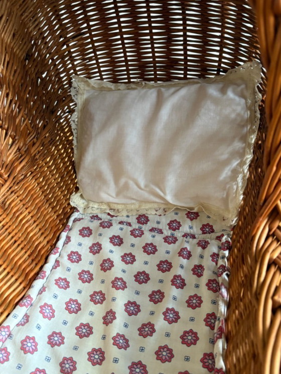 Image 1 of Poussette vintage rétro mignonne en rotin ancien, années 60/70