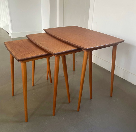 Image 1 of Tables gigognes scandinaves au design Mid Century