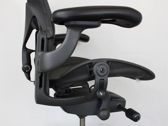 Image 1 of Design rivisitato dell'Aeron C di Herman Miller, opera di Bill Stumpf.