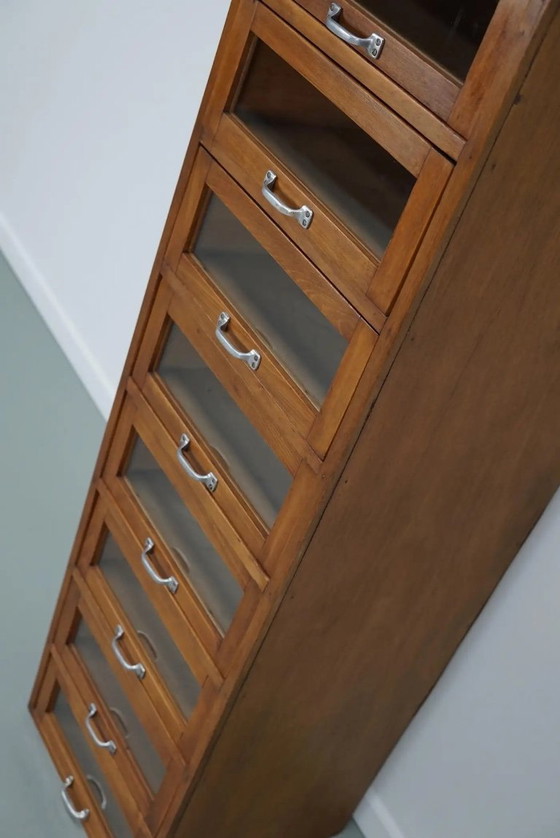 Image 1 of Armoire/vitrine de mercerie vintage allemande en hêtre/chêne, années 1950