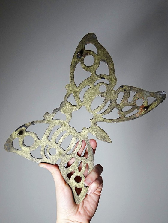Image 1 of Sottopentola a forma di farfalla con ali aperte, in ottone traforato placcato oro, anni '60-'70