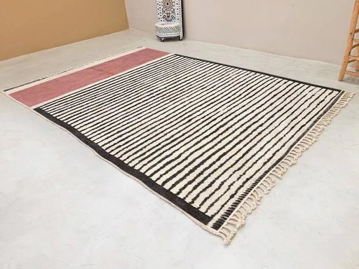 Off-white Moroccan rug with geometric patterns, 250cm x 300cm