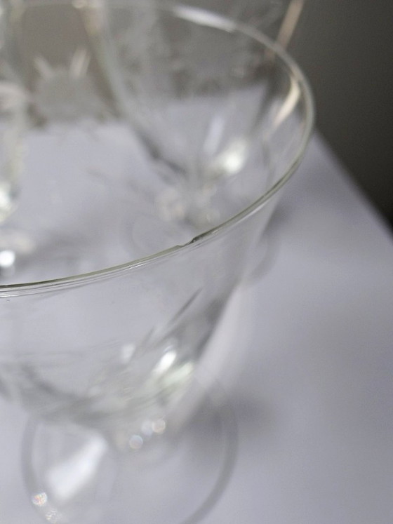 Image 1 of 8 verres à vin cristal gravé à la roue décor végétal, Bohême, début XXe