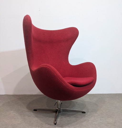 Silla icónica de color rojo huevo
