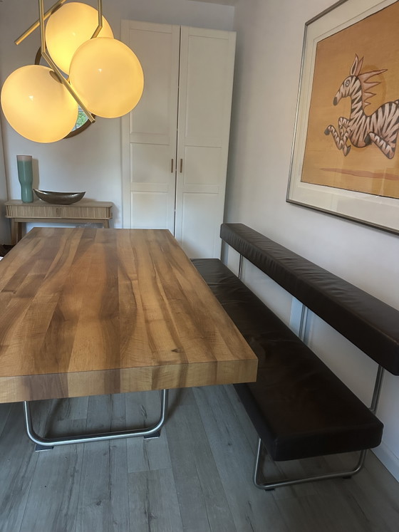 Image 1 of Gipsberger massief notenhouten tafel met 2 leren zitbanken